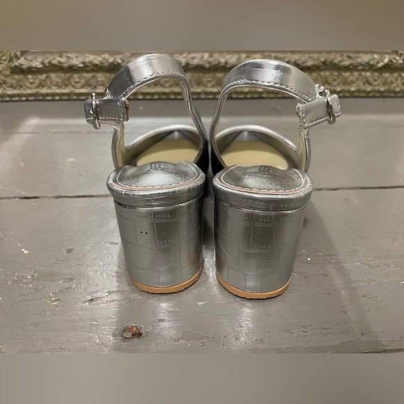 Silver sling back pumps - Picture 4 of 4